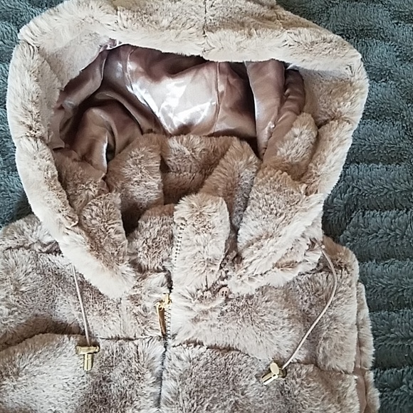 Liz Claiborne Faux Fur Super Soft Plush Cozy Tan Vest with Pockets - Picture 4 of 8